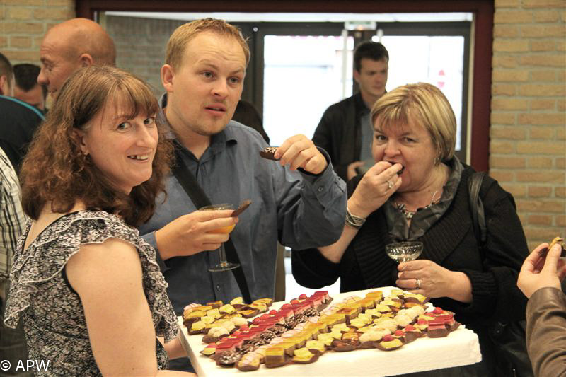 Les amuse-gueules entourés de nos bénévoles Les amuse-gueules entourés de nos bénévoles